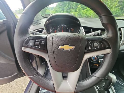 Used 2019 Chevrolet Trax LT w/ LT Convenience Package AWD/4WD image 16