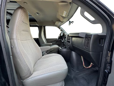 Used 2017 Chevrolet Express 2500 image 18