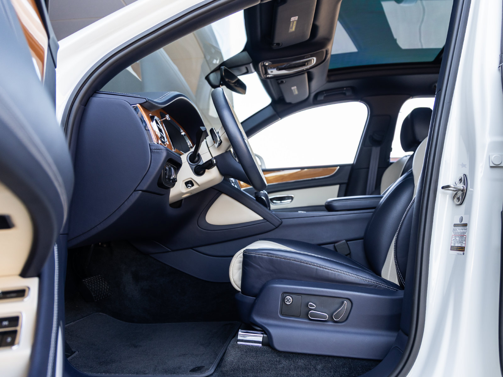 Used 2021 Bentley Bentayga AWD/4WD image 21