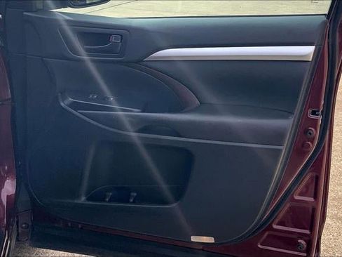 Used 2016 Toyota Highlander LE image 24