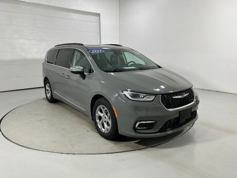 Used 2023 Chrysler Pacifica Limited FWD image 2