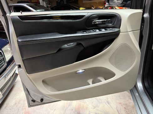 Used 2018 Dodge Grand Caravan SXT FWD image 29
