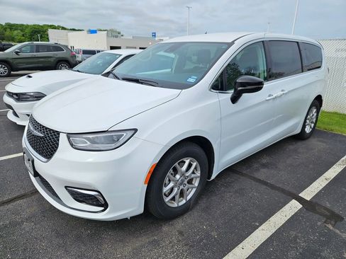 Used 2024 Chrysler Pacifica Touring-L FWD image 1