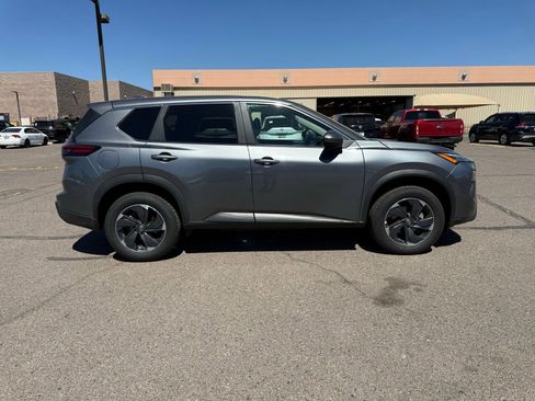 Used 2025 Nissan Rogue SV image 4