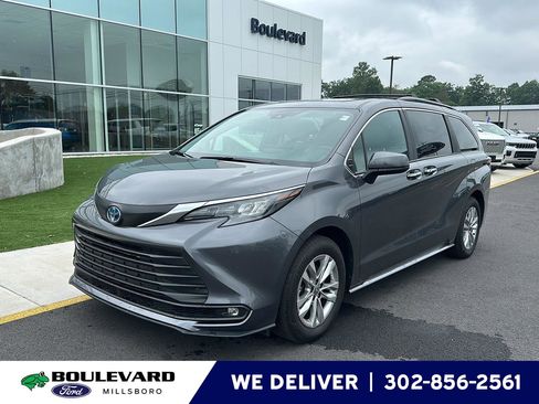 Used 2025 Toyota Sienna XLE w/ XLE Plus Package AWD/4WD image 1