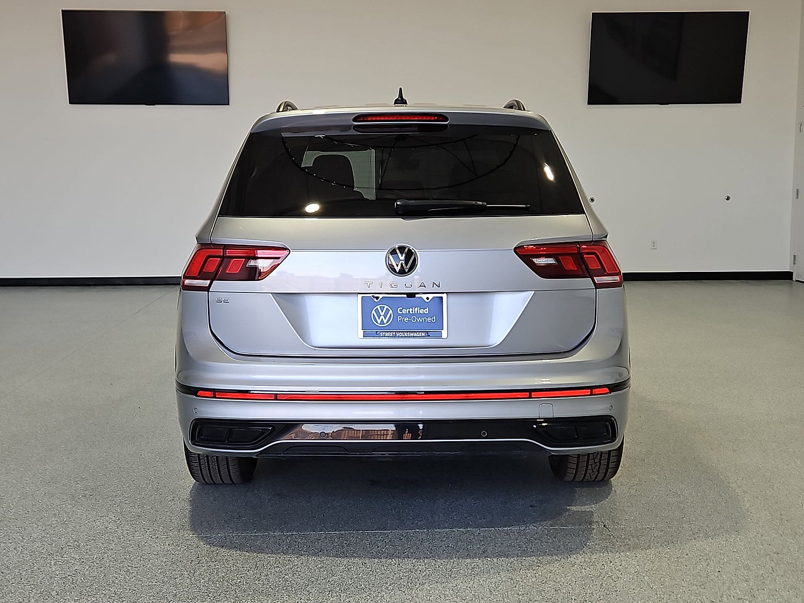 Certified 2024 Volkswagen Tiguan SE R-Line w/ MDO Package, Three-Row FWD image 7