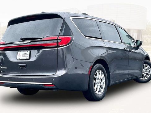 Used 2023 Chrysler Pacifica Touring-L FWD image 6