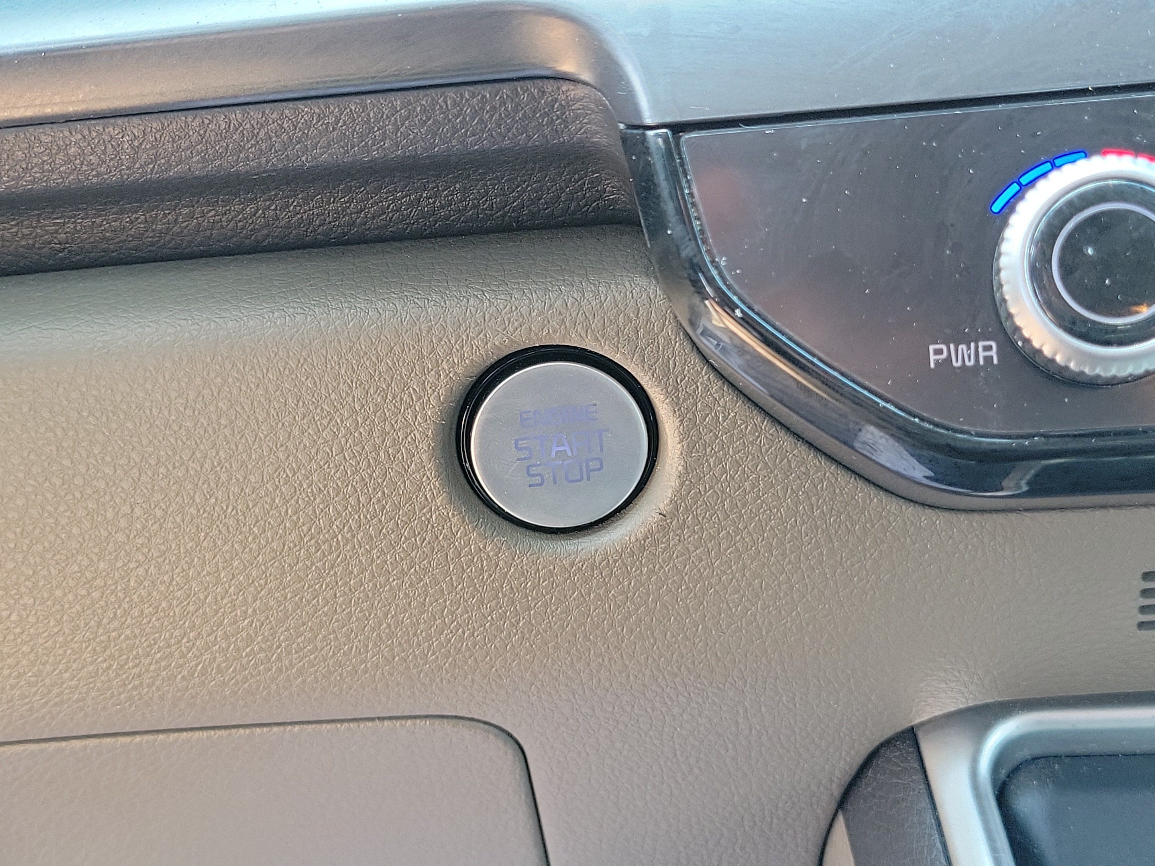 Used 2025 Kia Carnival FWD image 28