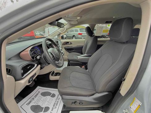 Used 2023 Chrysler Voyager LX image 13