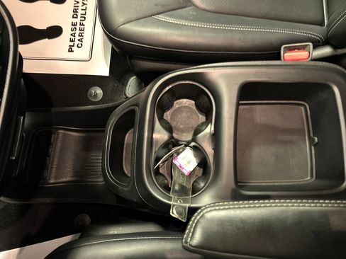 Used 2025 Chrysler Pacifica Select image 21