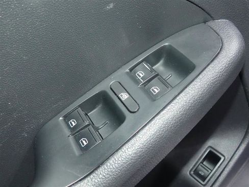 Used 2017 Volkswagen Jetta S image 18