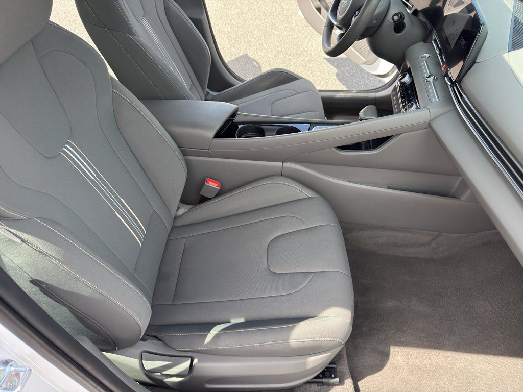 Used 2025 Hyundai Elantra SEL FWD image 25