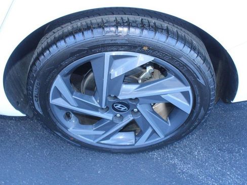 Used 2025 Hyundai Elantra Limited image 8