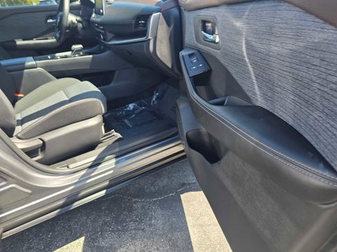 Used 2023 Nissan Rogue SV image 11