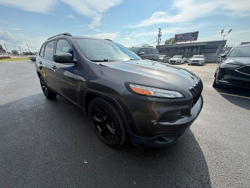 Used 2018 Jeep Cherokee Latitude w/ Altitude Package FWD image 1