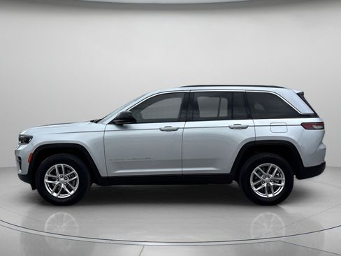 Used 2025 Jeep Grand Cherokee Laredo X w/ Luxury Tech Group I RWD image 5