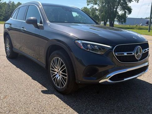 Used 2025 Mercedes-Benz GLC 300 4MATIC image 3
