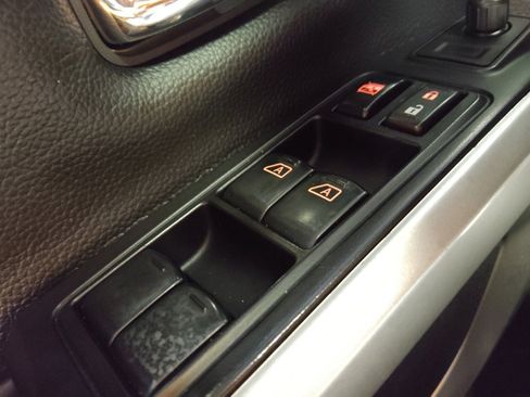 Used 2018 Nissan Titan SV image 27