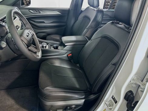 Used 2024 Jeep Grand Cherokee Altitude image 16