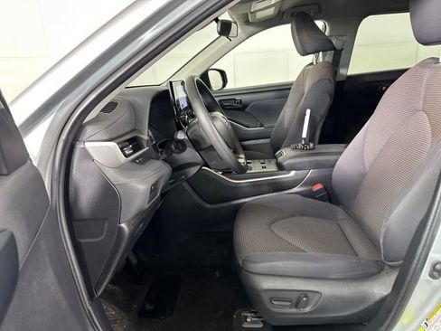 Used 2023 Toyota Highlander L image 11