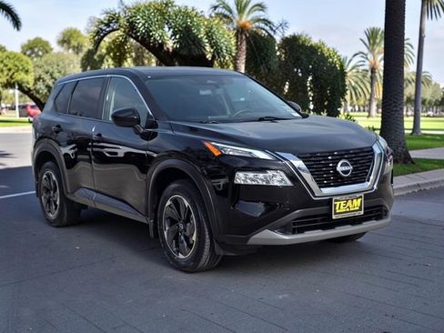 Used 2023 Nissan Rogue SV FWD image 4