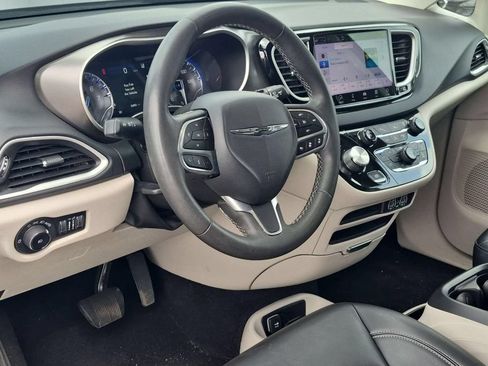 Used 2023 Chrysler Pacifica Touring-L FWD image 11