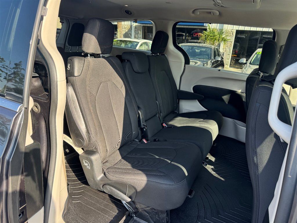 Used 2018 Chrysler Pacifica Touring Plus w/ Tire & Wheel Group FWD image 21