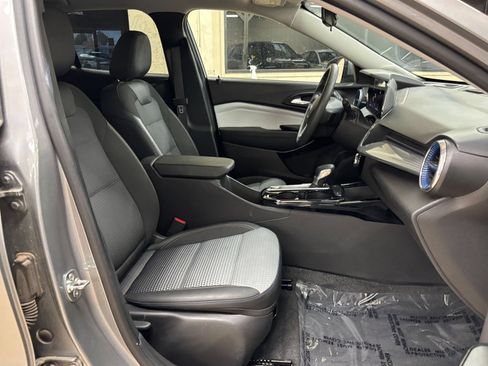 Used 2025 Chevrolet Trax LT FWD image 35