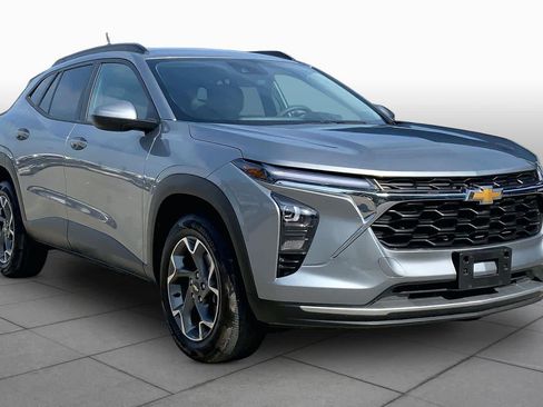 Used 2025 Chevrolet Trax LT FWD image 3