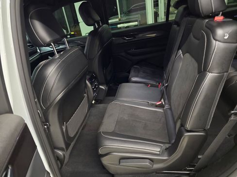 Used 2023 Jeep Grand Cherokee L Laredo image 28