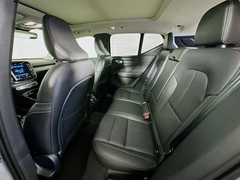 Used 2025 Volvo XC40 B5 Core image 28