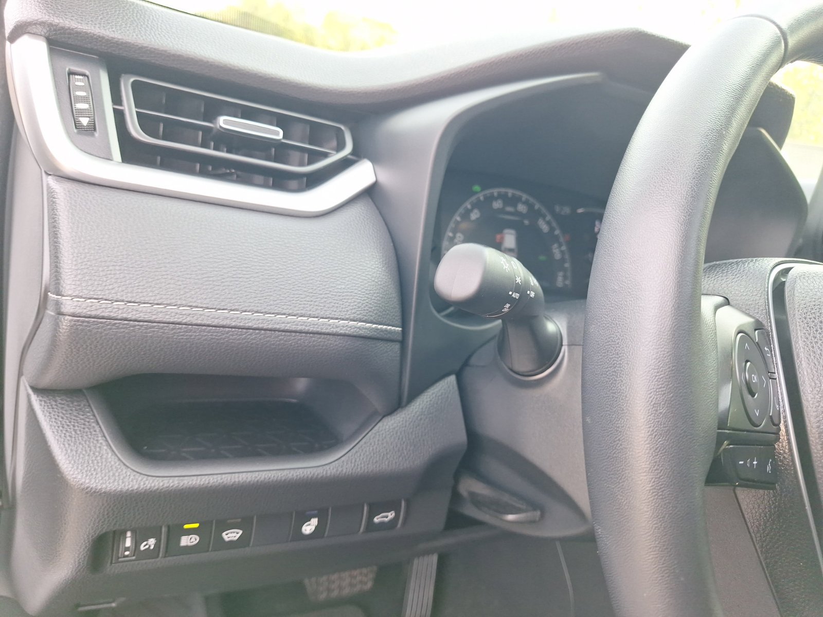 Used 2025 Toyota RAV4 XLE Premium w/ Weather Package AWD/4WD image 19