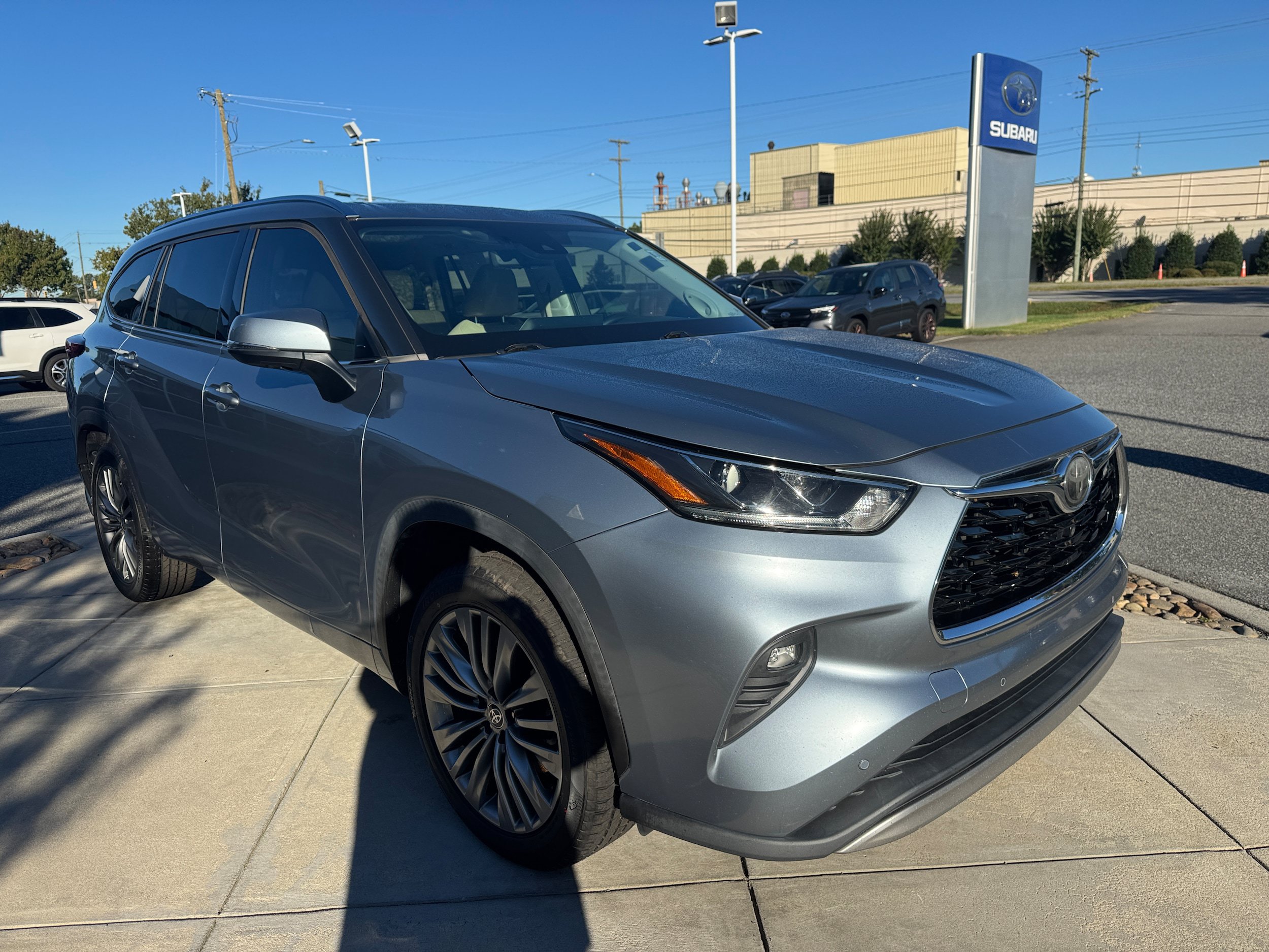 Used 2020 Toyota Highlander Platinum FWD image 4