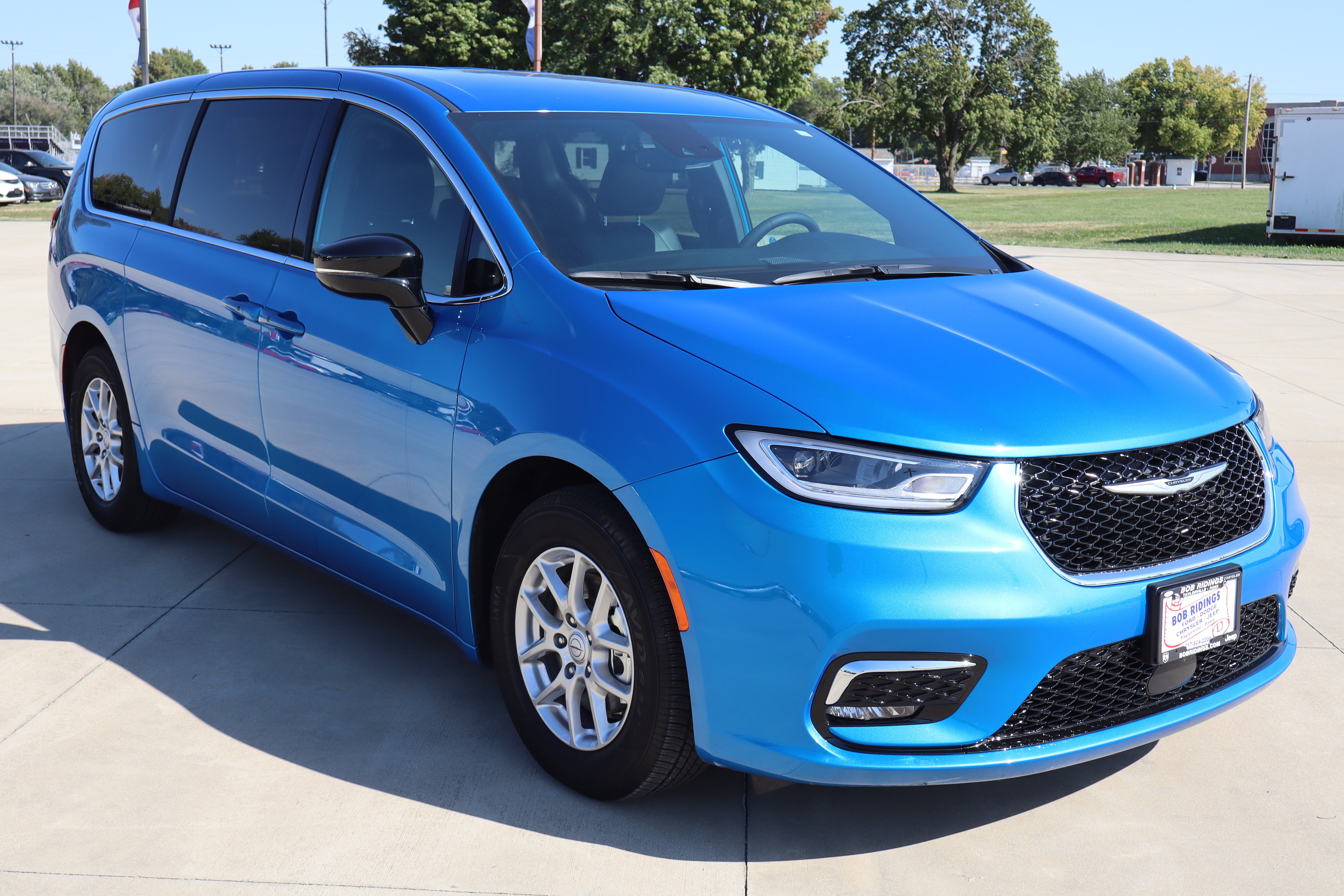 Used 2026 Chrysler Pacifica Select FWD image 3