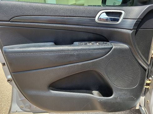 Used 2021 Jeep Grand Cherokee Laredo image 11