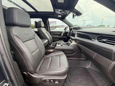 Used 2021 GMC Yukon XL Denali w/ Denali Ultimate Package AWD/4WD image 25