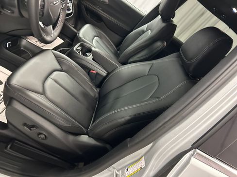 New 2026 Chrysler Pacifica Select image 10