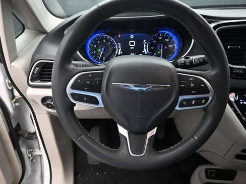 Used 2023 Chrysler Pacifica Touring-L FWD image 18