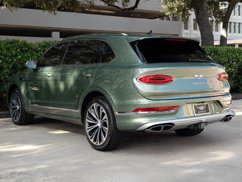 Used 2023 Bentley Bentayga Extended Wheelbase AWD/4WD image 17