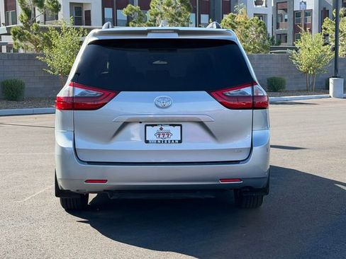 Used 2020 Toyota Sienna LE w/ LE Preferred Package FWD image 5