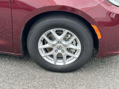Certified 2023 Chrysler Pacifica Touring-L FWD image 7