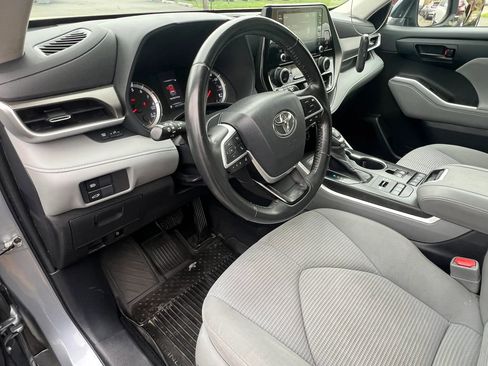 Used 2022 Toyota Highlander LE AWD/4WD image 16