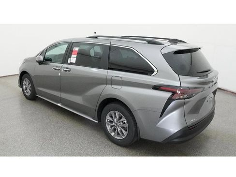 New 2026 Toyota Sienna XLE image 5