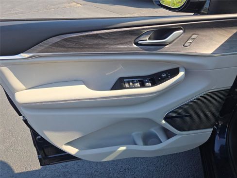 Used 2022 Jeep Grand Cherokee Overland w/ MOPAR Finishing Package image 22