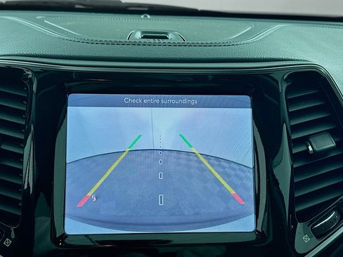 Used 2019 Jeep Cherokee Limited FWD image 21