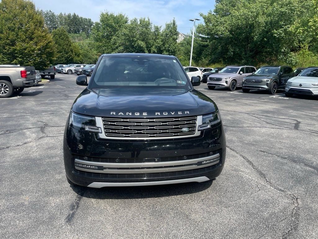 Used 2025 Land Rover Range Rover SE AWD/4WD image 2