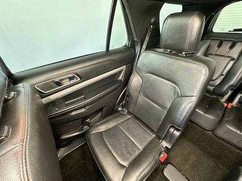 Used 2017 Ford Explorer XLT w/ Equipment Group 202A FWD image 12