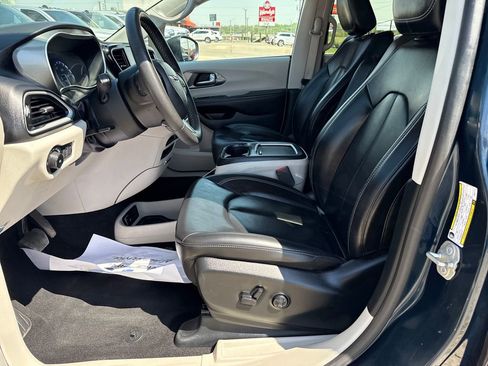Used 2023 Chrysler Pacifica Touring-L image 12