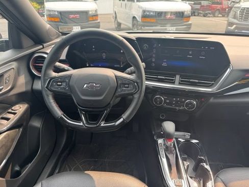 Used 2025 Chevrolet Trax RS w/ Sunroof Package FWD image 6