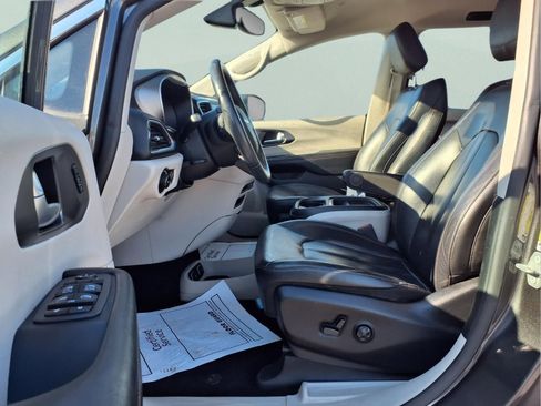 Used 2020 Chrysler Pacifica Touring-L image 21